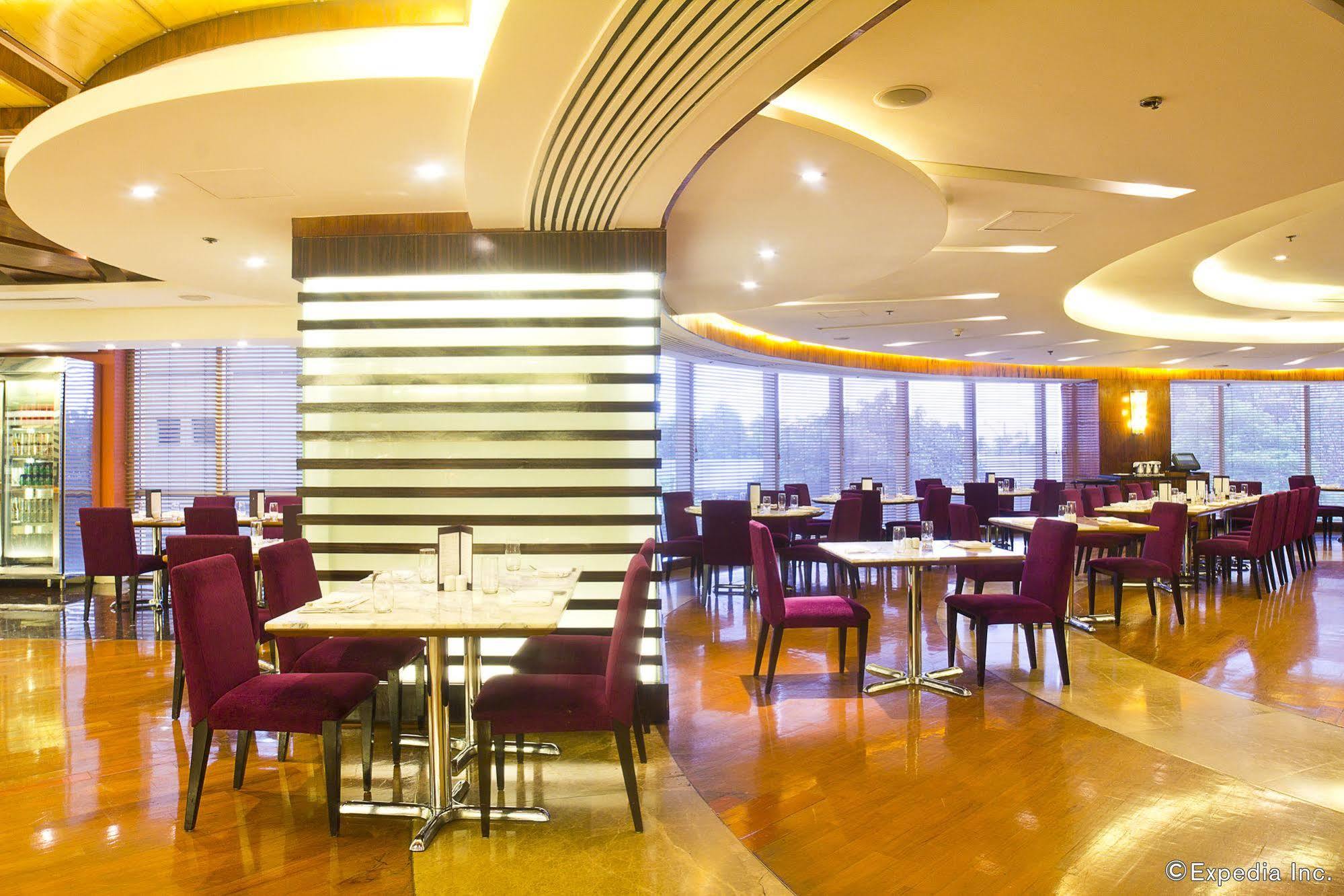 New Coast Hotel Manila Dış mekan fotoğraf The interior of the lounge